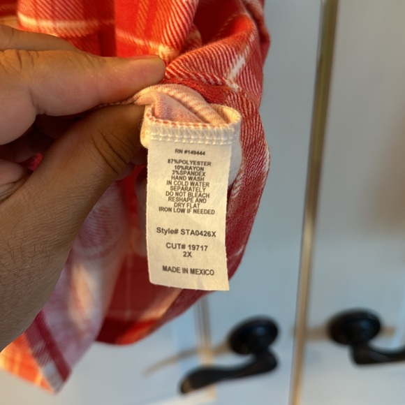 Women’s Plus Size Plaid Top - Picture 5 of 5